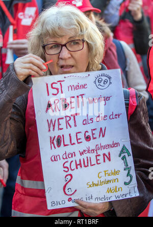 Schwerin, Allemagne. Feb 27, 2019. Un enseignant a protesté avec environ 3 000 employés de la fonction publique pour plus d'argent dans les négociations salariales actuelles. Les syndicats demandent une augmentation de salaire de 6  %, mais au moins 200 euros. Credit : Jens Büttner/dpa-Zentralbild/dpa/Alamy Live News Banque D'Images