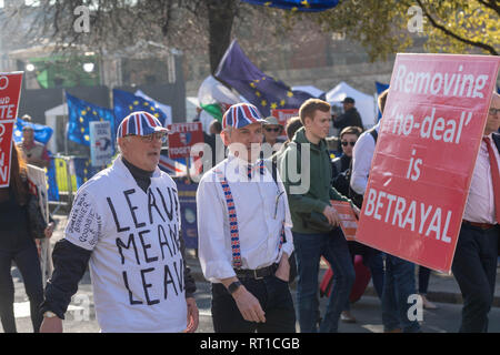 Londres 27 février 2019 manifestants pro et anti Brexit ont pris part à un certain nombre de rassemblements et marches courtes à divers endroits dans la région de Westminster Pro Brexit marcheurs à l'extérieur de la Chambre des communes Credit Ian Davidson/Alamy Live News Banque D'Images