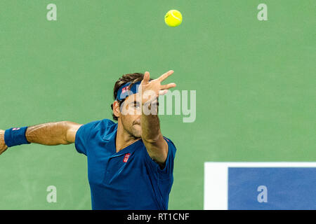 La Suisse de Roger Federer sert dans le deuxième tour contre Fernando Verdasco de l'Espagne pendant le Dubai Duty Free Tennis championnat au stade de tennis international de Dubaï, DUBAÏ, ÉMIRATS ARABES UNIS Le 27 février 2019. Photo de Grant l'hiver. Banque D'Images