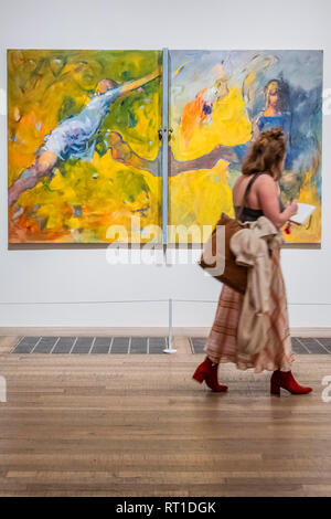 Londres, Royaume-Uni. Feb 27, 2019. 84, 1984 porte - le premier jour de la nouvelle Tate Modern exposition de l'œuvre de Dorothea tannage. La première grande exposition de l'œuvre de l'artiste depuis 25 ans et le premier à span ses sept ans de carrière. Regroupant quelque 100 œuvres de partout dans le monde, dont un tiers n'ont jamais été montré au Royaume-Uni ; l'exposition explore la façon dont elle a élargi la langue du surréalisme. À partir de ses premières peintures énigmatiques, pour son ballet conçoit, uncanny textile peluche sculptures, installations et œuvres tardives à grande échelle. Crédit : Guy Bell/Alamy Live News Banque D'Images