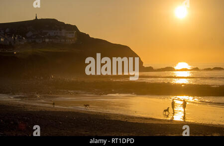 Borth, Aberystwyth, Ceredigion, pays de Galles, Royaume-Uni. Feb 27, 2019. Météo France : le coucher du soleil après un autre jour ensoleillé chaud à Borth,station balnéaire village au nord d'Aberystwyth, Ceredigion, pays de Galles, Royaume-Uni Crédit : Paul Quayle/Alamy Live News Banque D'Images