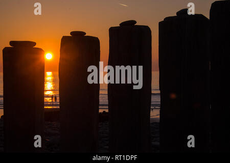 Borth, Aberystwyth, Ceredigion, pays de Galles, Royaume-Uni. Feb 27, 2019. Météo France : le coucher du soleil après un autre jour ensoleillé chaud à Borth,station balnéaire village au nord d'Aberystwyth, Ceredigion, pays de Galles, Royaume-Uni Crédit : Paul Quayle/Alamy Live News Banque D'Images