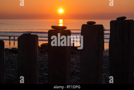 Borth, Aberystwyth, Ceredigion, pays de Galles, Royaume-Uni. Feb 27, 2019. Météo France : le coucher du soleil après un autre jour ensoleillé chaud à Borth,station balnéaire village au nord d'Aberystwyth, Ceredigion, pays de Galles, Royaume-Uni Crédit : Paul Quayle/Alamy Live News Banque D'Images