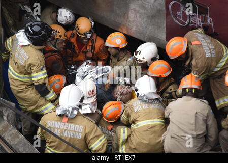 Rio de Janeiro, Brésil. Feb 27, 2019. Unités de feu tirer le conducteur d'un train de l'épave après deux trains sont entrés en collision à Sao Cristovao. Selon le service d'incendie, au moins neuf personnes ont été blessées. Le conducteur est mort pendant l'opération de sauvetage. Crédit : Fabio Teixeira/dpa/Alamy Live News Banque D'Images