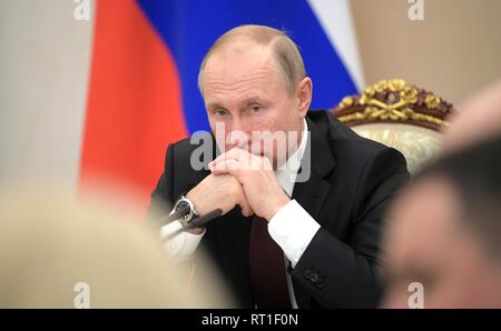 Moscou, Russie. Feb 27, 2019. Le président russe Vladimir Poutine préside une réunion avec des membres éminents du gouvernement au Kremlin, le 27 février 2019 à Moscou, Russie. Credit : Planetpix/Alamy Live News Banque D'Images