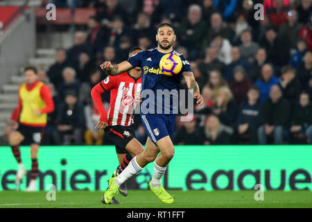 SOUTHAMPTON, UK 27ème février Fulham avant Aleksander Mitrovic contrôle le ballon au cours de la Premier League match entre Southampton et Fulham au St Mary's Stadium, Southampton le mercredi 27 février 2019. (Crédit : Jon Bromley | MI News) Credit : MI News & Sport /Alamy Live News Banque D'Images