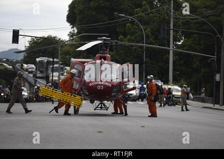 Rio de Janeiro, Brésil. Feb 27, 2019. Les pompiers descendre d'un hélicoptère et de se précipiter sur les lieux de l'accident après deux trains sont entrés en collision à Sao Cristovao. Un conducteur de train qui était coincé dans l'épave est mort pendant l'opération de sauvetage. Selon le service d'incendie, au moins neuf personnes ont été blessées. Crédit : Fabio Teixeira/dpa/Alamy Live News Banque D'Images