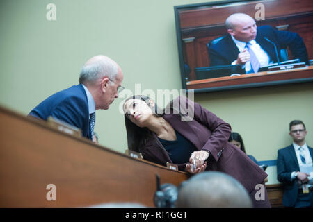 Washington DC, USA. Le 27 février 2019. : Rep Alexandra Ocasio-Cortez s'entretient avec Rep Pete Welch, D-VT au cours de Michael Cohen, président Donald J'atout personnel ancien avocat, testitimony à la Chambre au comité de surveillance le Capitole à Washington, DC. Cohen a examiné les pratiques commerciales d'Atout et ses rapports avec la campagne présidentielle de l'Atout, y compris aux femmes que des gains Trump aurait été impliqué avec. Patsy Lynch/Alamy Crédit : Patsy Lynch/Alamy Live News Banque D'Images