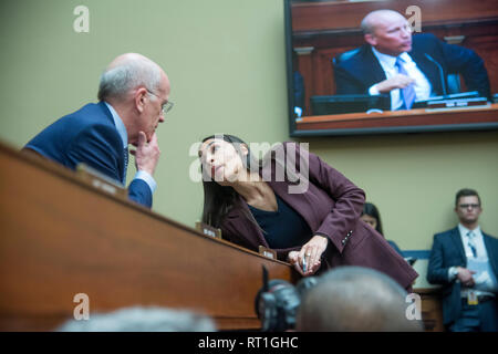 Washington DC, USA. Le 27 février 2019. : Rep Alexandra Ocasio-Cortez s'entretient avec Rep Pete Welch, D-VT au cours de Michael Cohen, président Donald J'atout personnel ancien avocat, testitimony à la Chambre au comité de surveillance le Capitole à Washington, DC. Cohen a examiné les pratiques commerciales d'Atout et ses rapports avec la campagne présidentielle de l'Atout, y compris aux femmes que des gains Trump aurait été impliqué avec. Patsy Lynch/Alamy Crédit : Patsy Lynch/Alamy Live News Banque D'Images
