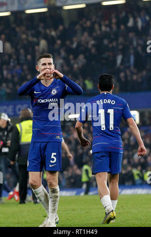 Londres, Royaume-Uni. Feb 27, 2019. Jorginho du Chelsea FC affiche le symbole d'amour à la famille après leur victoire au cours de la Premier League match entre Chelsea et Tottenham Hotspur à Stamford Bridge, Londres, Angleterre le 27 février 2019. Photo par Carlton Myrie. Usage éditorial uniquement, licence requise pour un usage commercial. Aucune utilisation de pari, de jeux ou d'un seul club/ligue/dvd publications. Credit : UK Sports Photos Ltd/Alamy Live News Banque D'Images