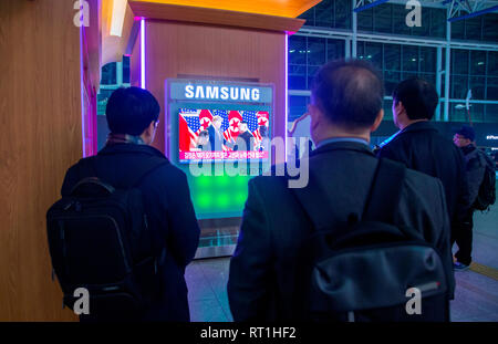 Hanoi, Vietnam. 27 févr. 2019. Sommet entre la Corée du Nord et les États-Unis, 27 févr., 2019 : les Coréens du Sud à la gare de Séoul à Séoul, Corée du Sud, regarder la TV en direct Rapport sur le président américain Donald Trump rencontre avec le dirigeant nord-coréen Kim Jong-Un à Hanoi, Vietnam. Credit : Lee Jae-Won/AFLO/Alamy Live News Banque D'Images