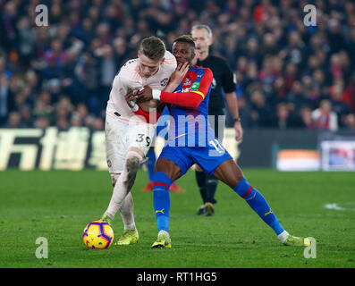 Londres, Royaume-Uni. Feb 27, 2019. Scott Manchester United, McTominary et Crystal Palace's Wilfried Zaha lors d'English Premier League entre Manchester United et Crystal Palace à Selhurst Park Stadium, Londres, Angleterre le 27 févr. 2019. Action Crédit : Foto Sport/Alamy Live News Banque D'Images