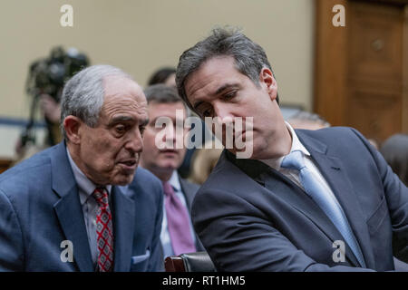 Washington, District de Columbia, Etats-Unis. Feb 27, 2019. MICHAEL COHEN parle avec son procureur, LANNY DAVIS, comme Cohen témoigne devant le Comité de surveillance de la Chambre, le 27 février 2019 Credit : Douglas Christian/ZUMA/Alamy Fil Live News Banque D'Images