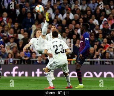 Madrid. Feb 27, 2019. Luka Modric du Real Madrid (L) est en concurrence en Espagne durant la deuxième demi-finale de la Coupe du Roi leg match de football entre le Real Madrid et Barcelone à Madrid, Espagne le 27 février 2019. Le Real Madrid a perdu 0-3. Crédit : Edward F. Peters/Xinhua/Alamy Live News Banque D'Images