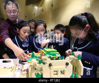 (190228) -- SHANGHAI, le 28 février 2019 (Xinhua) -- les enfants à construire la "ville modèle" verticale guidée par un professionnel certifié de LEGO à Shanghai, Chine Tower, le plus haut bâtiment de Shanghai, la Chine orientale, le 27 février 2019. Le modèle, composé d'éléments de botanique fabriqués à partir de canne à sucre provenant de sources durables, a été créé sur le 126e étage de la Tour de Shanghai par 11 professionnels certifiés LEGO de partout dans le monde, ainsi que 30 enfants. Le modèle est 2,47 mètres de haut et couvre une superficie de plus de 5 mètres carrés. La ville verticale thème examine l'utilisation de l'espace vertical pour plus de livi durable Banque D'Images