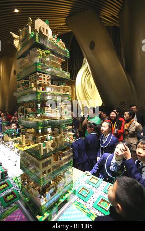 (190228) -- SHANGHAI, le 28 février 2019 (Xinhua) -- les enfants voir la "ville modèle vertical" à Shanghai, Chine Tower, le plus haut bâtiment de Shanghai, la Chine orientale, le 27 février 2019. Le modèle, composé d'éléments de botanique fabriqués à partir de canne à sucre provenant de sources durables, a été créé sur le 126e étage de la Tour de Shanghai par 11 professionnels certifiés LEGO de partout dans le monde, ainsi que 30 enfants. Le modèle est 2,47 mètres de haut et couvre une superficie de plus de 5 mètres carrés. La ville verticale thème examine l'utilisation de l'espace vertical pour plus d'un mode de vie durable, selon l'organisateur. Le Verti Banque D'Images