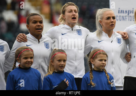 Angleterre femmes football coupe du monde 2019 friendly - Alex Greenwood Nikita Parris et coéquipiers chante God Save the Queen - Anglais - l'hymne national avant la Coupe du SheBelieves avec l'Angleterre l'équipe nationale de football des femmes contre le Brésil l'équipe nationale de football des femmes. Footballeuses professionnelles sur le terrain. Credit : Don Mennig/Alamy Live News Banque D'Images