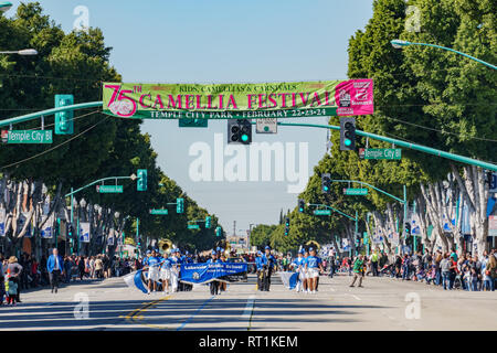 Los Angeles, 23 févr. : Middle School Marching Band parade dans le Camellia Festival on Feb 23, 2019 à Los Angeles, Californie Banque D'Images