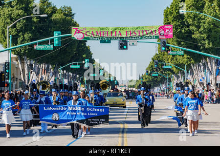 Los Angeles, 23 févr. : Middle School Marching Band parade dans le Camellia Festival on Feb 23, 2019 à Los Angeles, Californie Banque D'Images