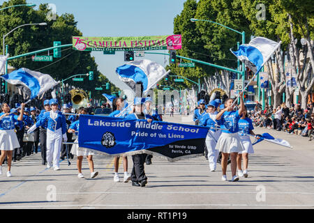 Los Angeles, 23 févr. : Middle School Marching Band parade dans le Camellia Festival on Feb 23, 2019 à Los Angeles, Californie Banque D'Images