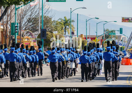 Los Angeles, 23 févr. : Middle School Marching Band parade dans le Camellia Festival on Feb 23, 2019 à Los Angeles, Californie Banque D'Images