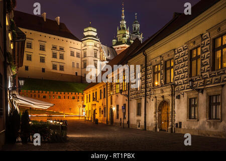 Pologne, Cracovie, la rue Kanonicza à Château de Wawel de la vieille ville, dans la nuit Banque D'Images