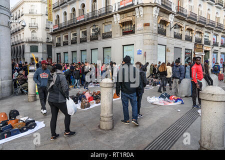 22 janvier, 2019. La place Puerta del Sol à Madrid. Les fournisseurs de l'Afrique de l'illégal. Ils offrent leurs produits aux gens. Ils sont appelés manteros. Banque D'Images