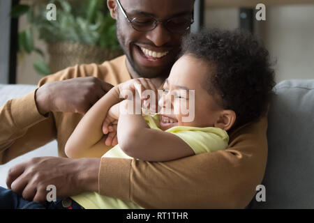 L'Afrique de l'amour affectueux père holding chatouillant enfant petit garçon Banque D'Images