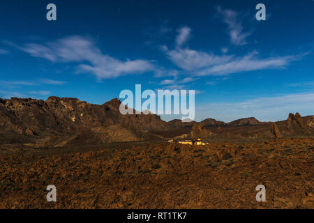 L'hôtel Parador dans le paysage volcanique éclairée par la pleine lune au milieu de la nuit à l'hôtel Las Canadas del Teide national park, Tenerife, Cana Banque D'Images