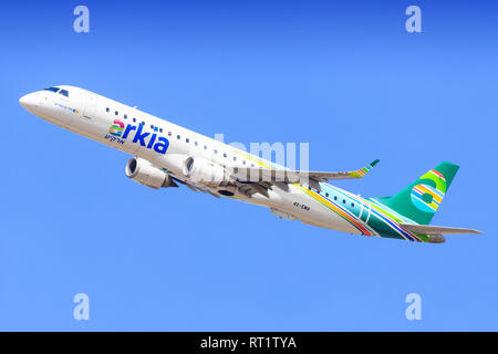 TEL AVIV, ISRAËL - 24 Février, 2019 L'Embraer : de l'aéroport international Ben-Gurion à Arkia. Banque D'Images