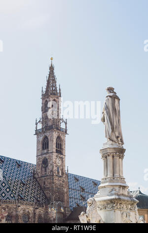 L'Italie, le Tyrol du Sud, Bolzano, la Piazza Walther avec monument de Walther von der Vogelweide et cathédrale de Bolzano Banque D'Images