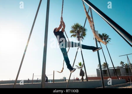 USA, Californie, Los Angeles, Venise, l'homme sur la corde au Muscle Beach Banque D'Images