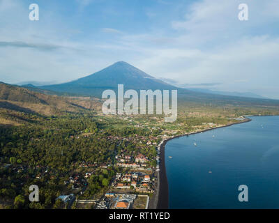 L'INDONÉSIE, Bali, Lombok, vue aérienne de la plage d'Amed et le volcan Agung Banque D'Images