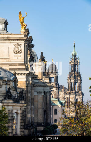 Allemagne, Dresden, académie des beaux-arts à Bruehl's Terrace et Dresde cathédrale en arrière-plan Banque D'Images