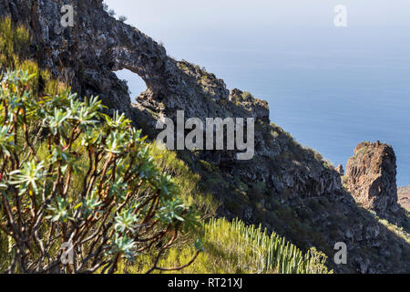 Rocher connu sous le nom de l'Oeil de Los Gigantes, trou dans les falaises au-dessus du village de Tenerife, Canaries, Espagne, Banque D'Images