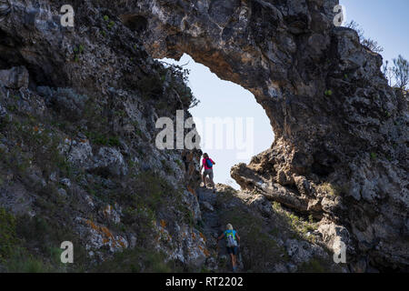 Rocher connu sous le nom de l'Oeil de Los Gigantes, trou dans les falaises au-dessus du village de Tenerife, Canaries, Espagne, Banque D'Images