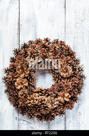 Couronne de pommes de pin blanc sur fond de bois Banque D'Images