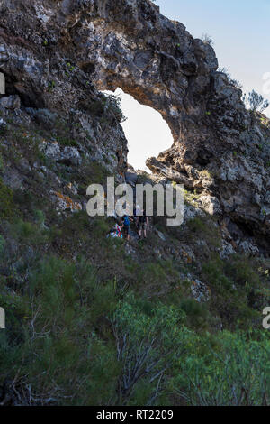 Rocher connu sous le nom de l'Oeil de Los Gigantes, trou dans les falaises au-dessus du village de Tenerife, Canaries, Espagne, Banque D'Images