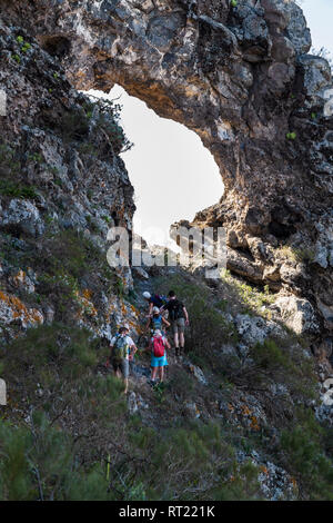 Rocher connu sous le nom de l'Oeil de Los Gigantes, trou dans les falaises au-dessus du village de Tenerife, Canaries, Espagne, Banque D'Images