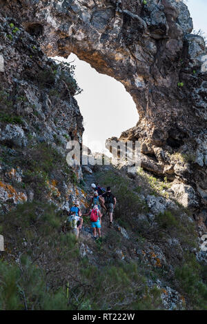 Rocher connu sous le nom de l'Oeil de Los Gigantes, trou dans les falaises au-dessus du village de Tenerife, Canaries, Espagne, Banque D'Images