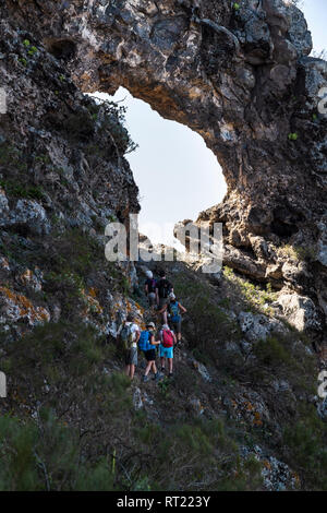 Rocher connu sous le nom de l'Oeil de Los Gigantes, trou dans les falaises au-dessus du village de Tenerife, Canaries, Espagne, Banque D'Images