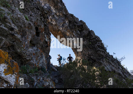 Rocher connu sous le nom de l'Oeil de Los Gigantes, trou dans les falaises au-dessus du village de Tenerife, Canaries, Espagne, Banque D'Images