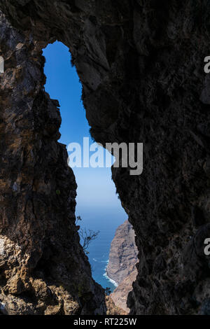 Rocher connu sous le nom de l'Oeil de Los Gigantes, trou dans les falaises au-dessus du village de Tenerife, Canaries, Espagne, Banque D'Images