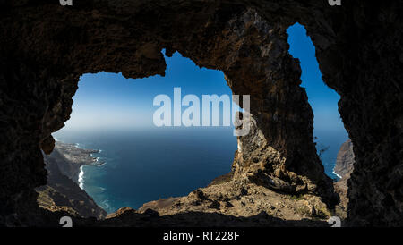 Rocher connu sous le nom de l'Oeil de Los Gigantes, trou dans les falaises au-dessus du village de Tenerife, Canaries, Espagne, Banque D'Images