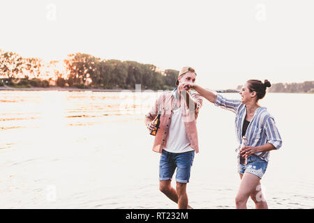 Happy young couple at une rivière Banque D'Images