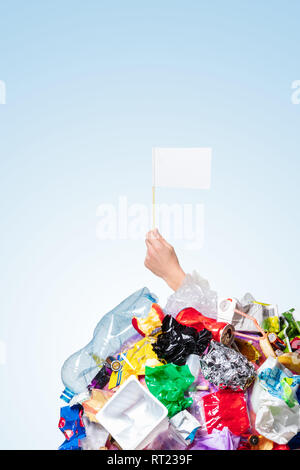 Un globe de la Terre couverte de détritus et homme main tenant un drapeau blanc sur fond blanc, le concept de l'écologie et la Journée mondiale de l'environnement. Photo avec un message pour la publicité sociale, lieu d'inscription Banque D'Images