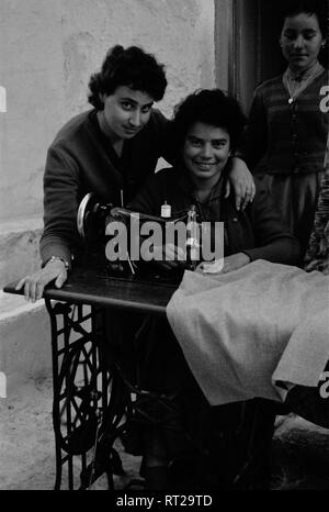 Voyager en Grèce - Grèce - jeunes femmes sur une machine à coudre. Frauen mit einer Nähmaschine. L'image date de vers 1954. Photo Erich Andres Banque D'Images