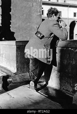 Voyage à Florence - Italie en 1950. Instantanés de Florence - touriste comme photographe sur le Ponte Vecchio. Ein'macht auf der Ponte Vecchio Brücke ein Foto von Florenz, Italien. L'image date de 1954. Photo Erich Andres Banque D'Images