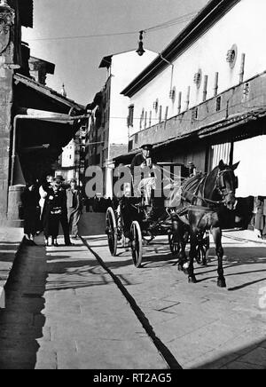 Voyage à Florence - Italie en 1950 - une voiture passe sur le Ponte Vecchio à Florence. Auf der Kutsche Ponte Veccio Brücke, Firenze, Italie. L'image date de 1954. Photo Erich Andres Banque D'Images