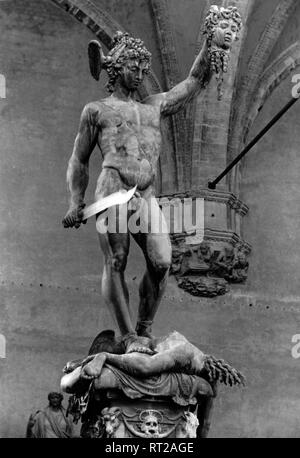 Voyage à Florence - Italie en 1950 - Persée avec la tête de Méduse, sculpture de Benvenuto Cellini, Loggia dei Lanzi, Florence, l'image date de 1954. Photo Erich Andres Banque D'Images